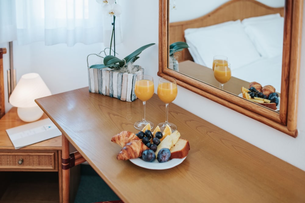 Classic Double or Twin Room, Partial Sea View - Photo 2