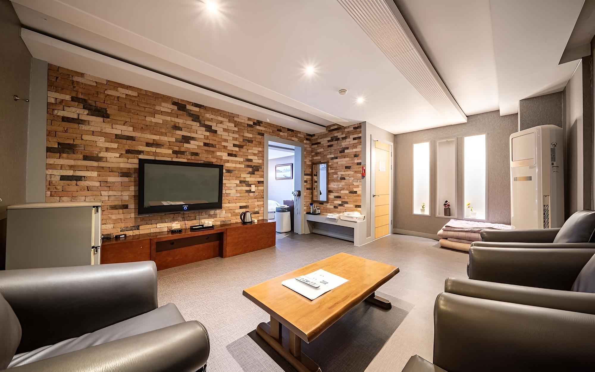 Room (Suite B (Free Breakfast Netflix Avail) photo 1