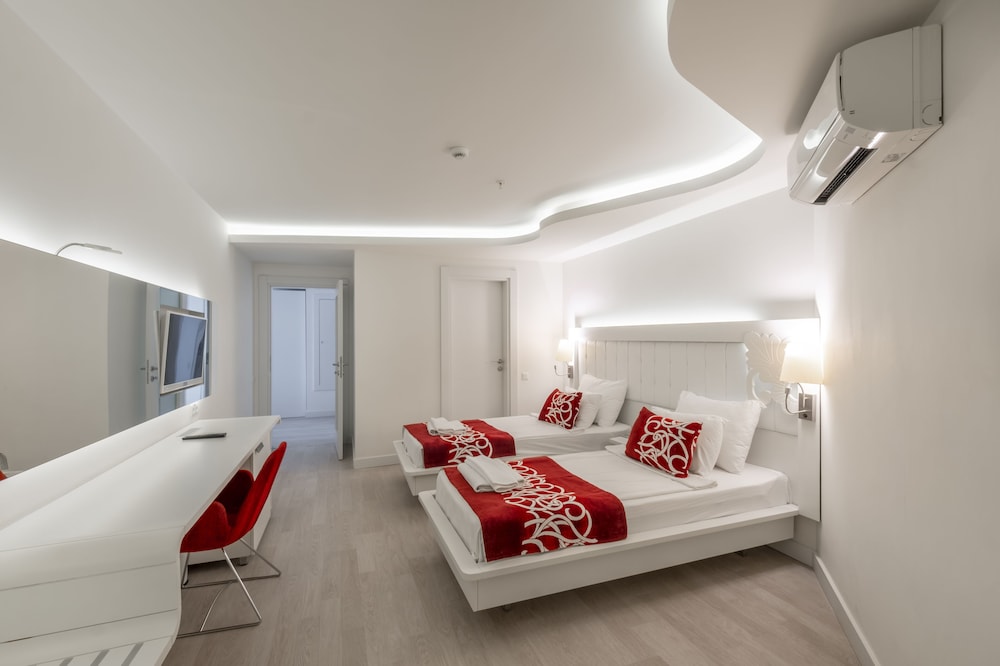Family Room, 2 Bedrooms, Pool View photo 3
