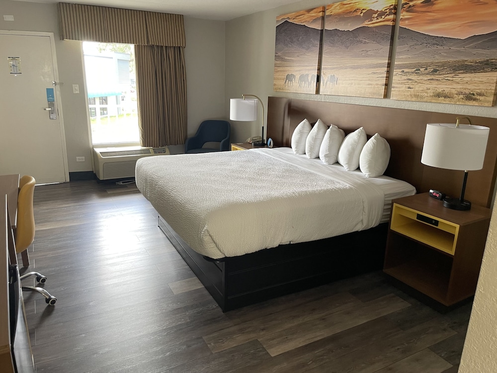 Business Room, 1 King Bed, Non Smoking - Photo 6