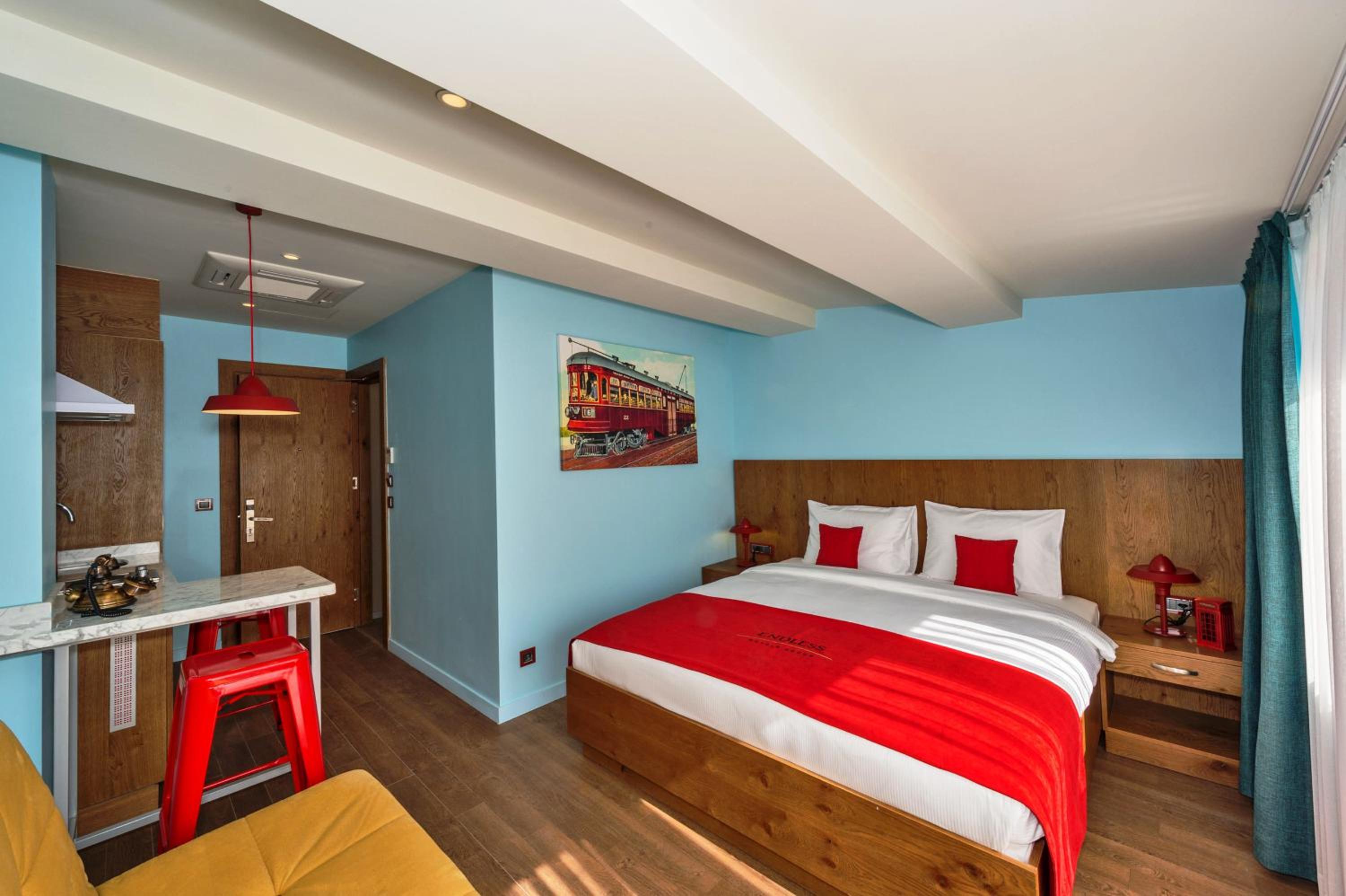 Deluxe Suite with Balcony & Kitchenette photo 1