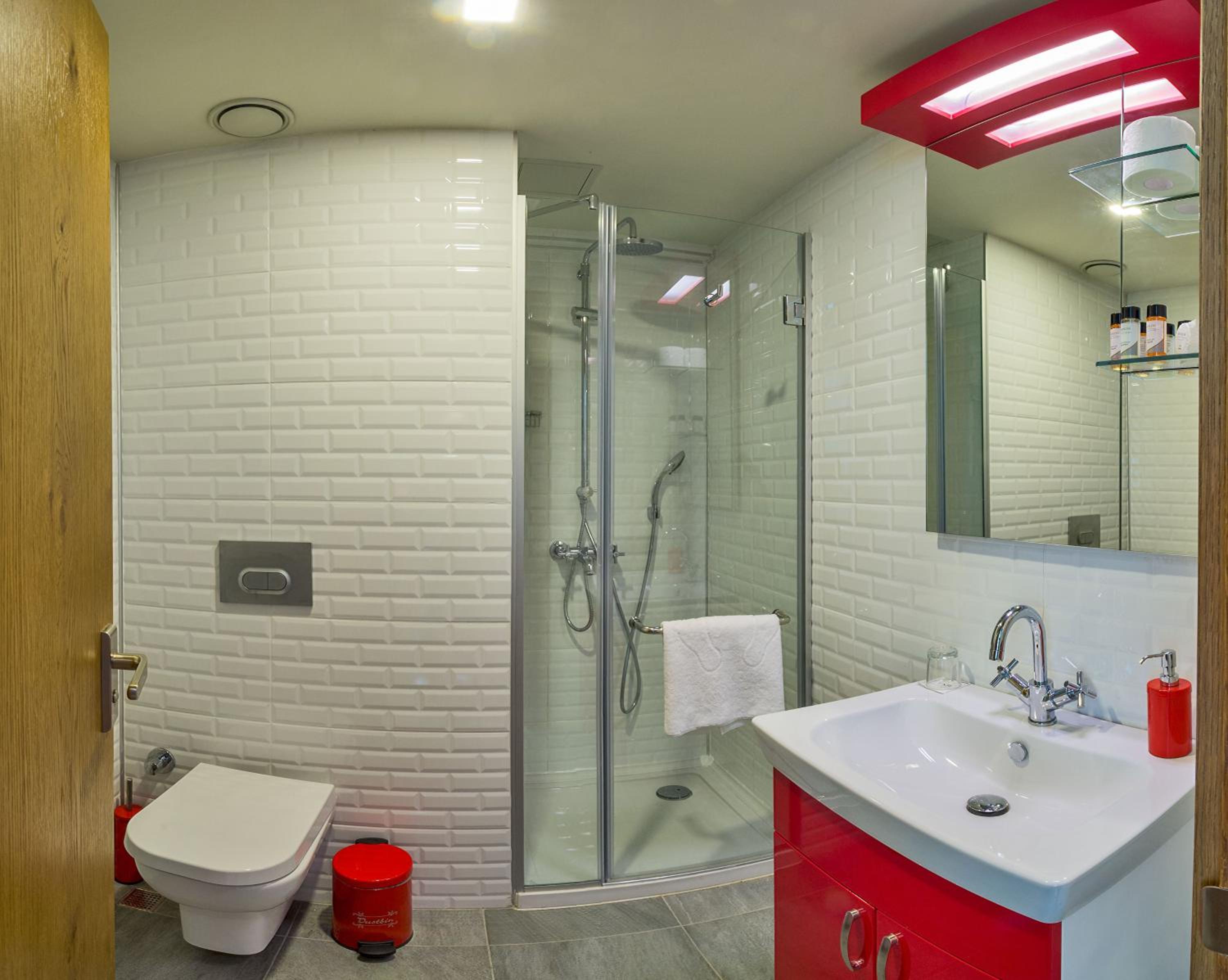 Deluxe Suite with Balcony & Kitchenette photo 2