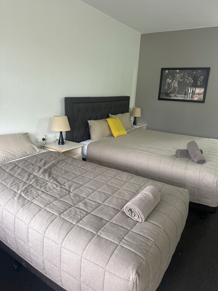 Executive Room, Multiple Beds, Kitchenette, No Pets photo 2