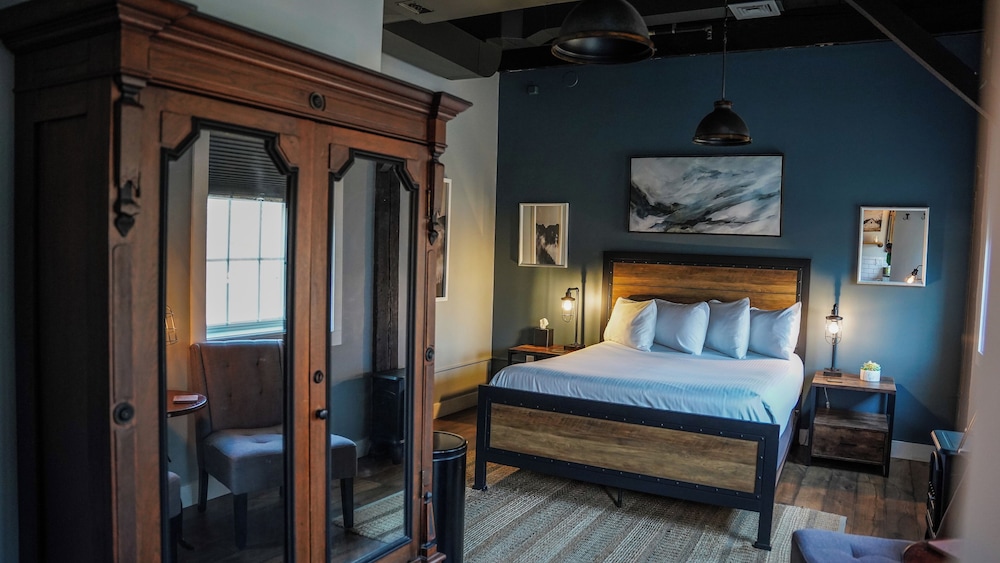 Room, River View (The Holyoke Room)