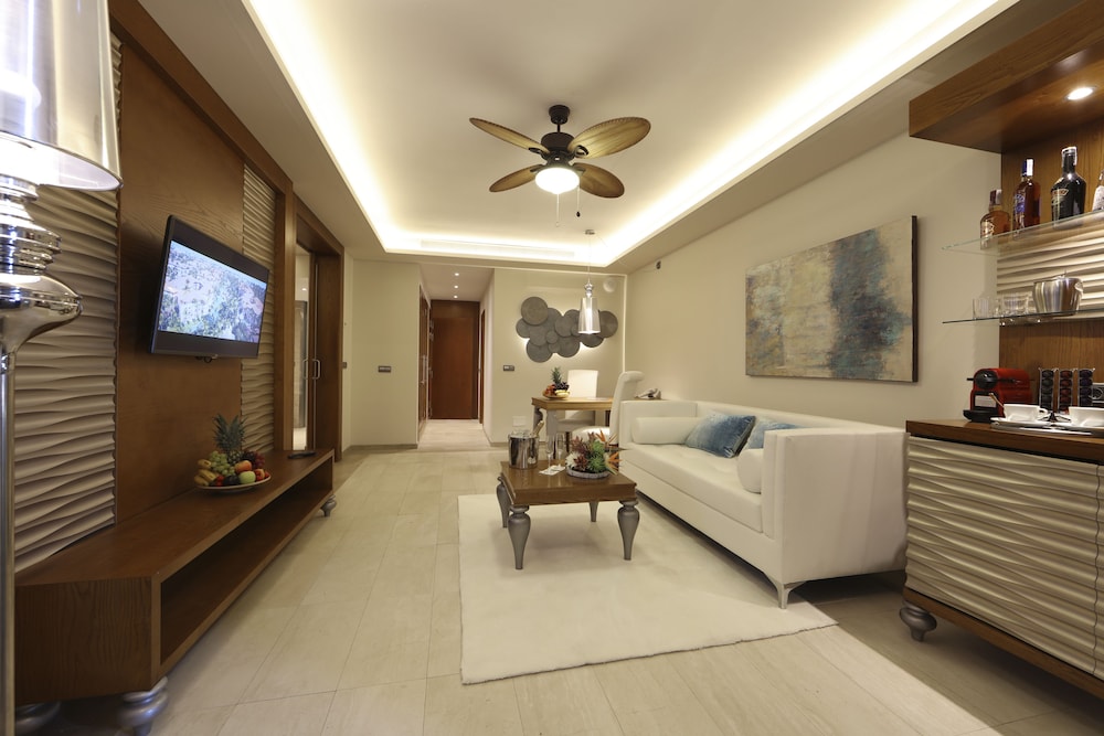 Swim Up Suite Outdoor Jacuzzi