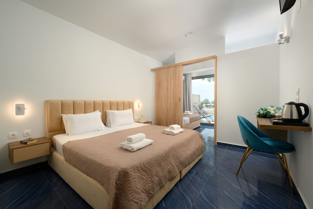 Deluxe Familienzimmer mit Meerblick und direktem Zugang zum Pool.