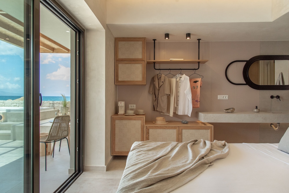 Luxury Studio, Hot Tub, Beach View