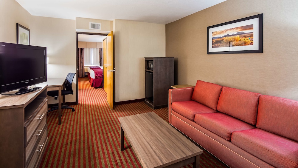 Suite, 2 Queen Beds, Non Smoking, Refrigerator & Microwave (Living Room;With Sofabed) photo 2