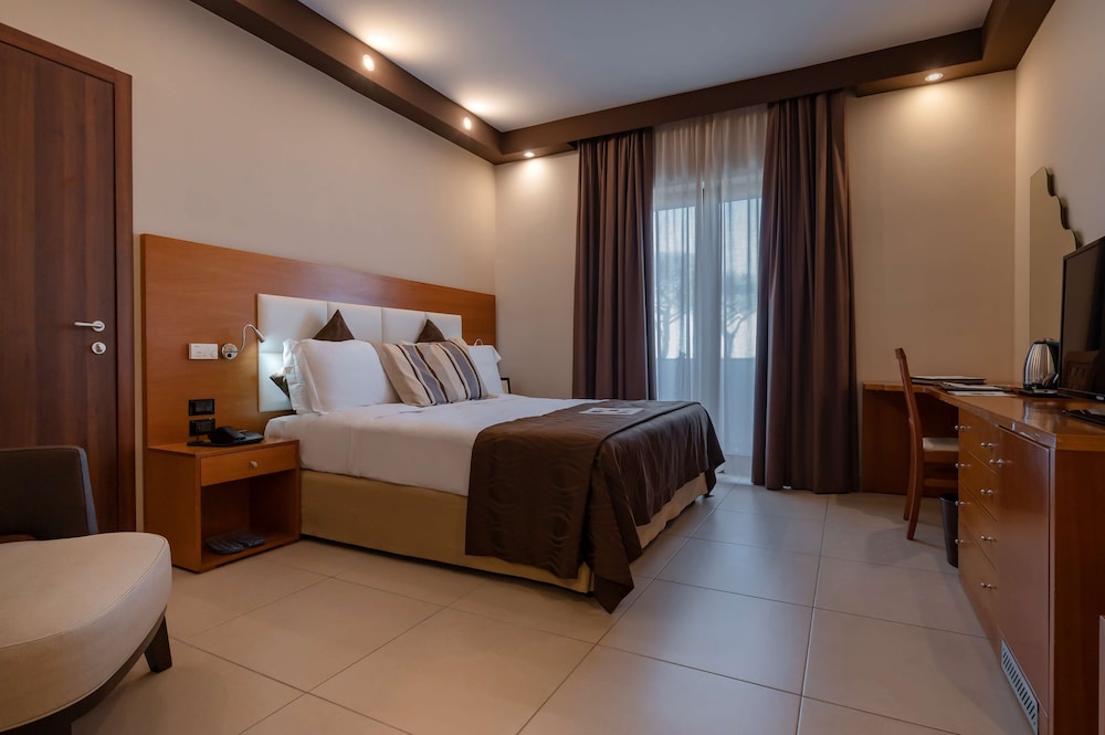 Comfort Room, 1 Queen Bed, Balcony, Garden View photo 1