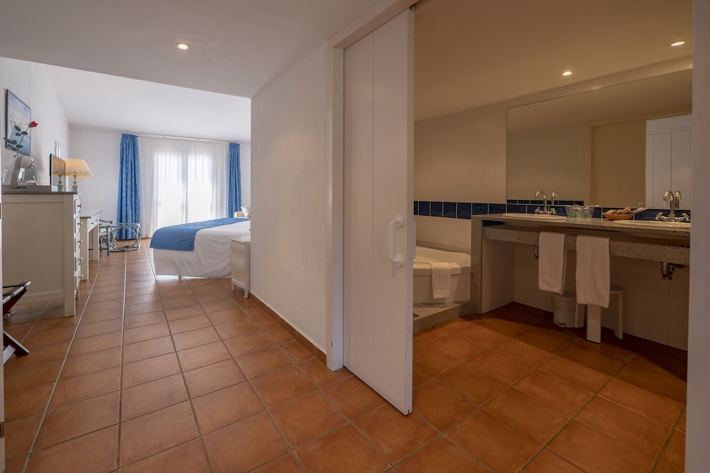 Junior Suite, 1 King Bed, Balcony photo 3