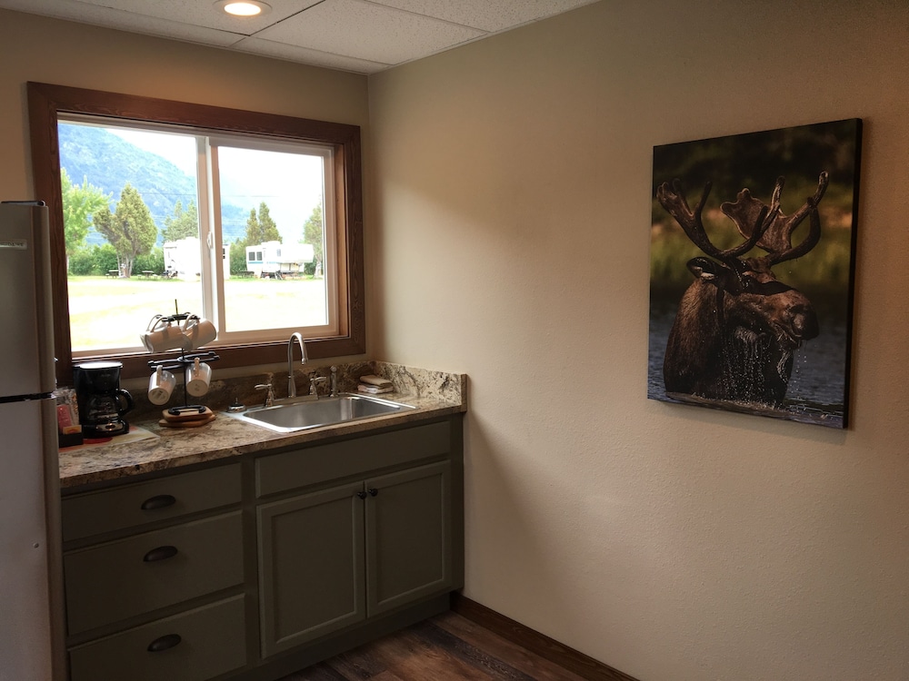 Two Medicine Suite, Ground Floor, No Pets; Remodeled 2018 photo 3