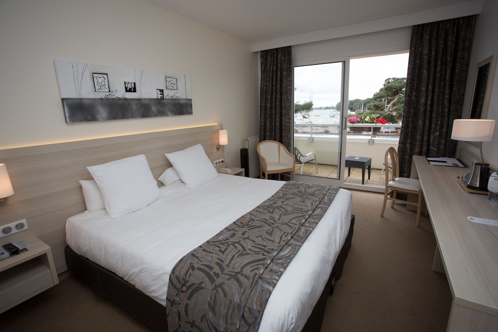 Exclusive Room, 1 King Bed, Balcony, Sea View (Larger Room;Twin bed on request) photo 2