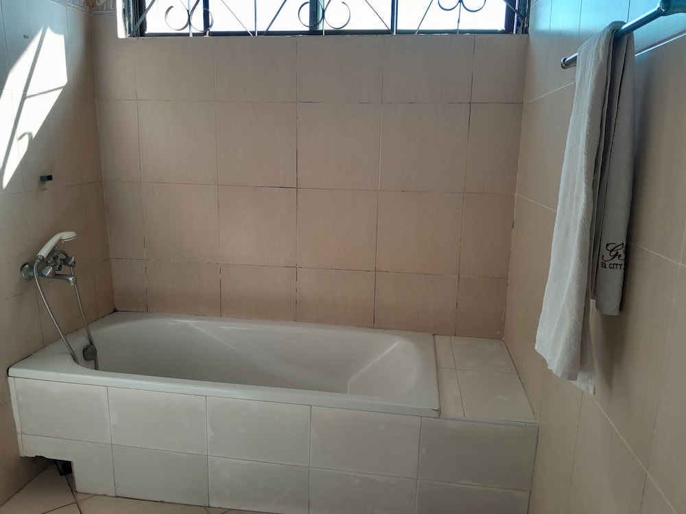 SINGLE ROOM