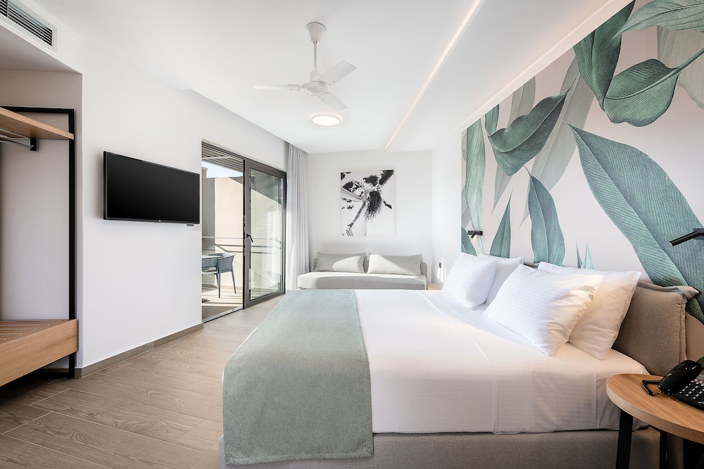 Superior Double Room With Pool View - Photo 1