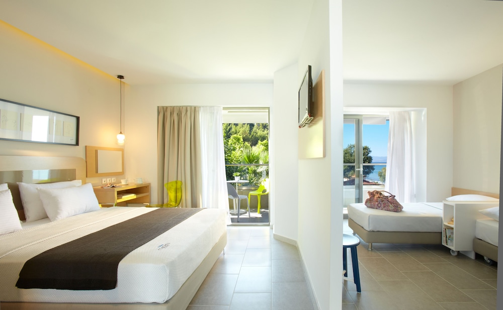Deluxe Room, Partial Sea View photo 1