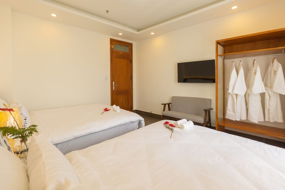 Family Room, Multiple Beds, Garden View photo 1