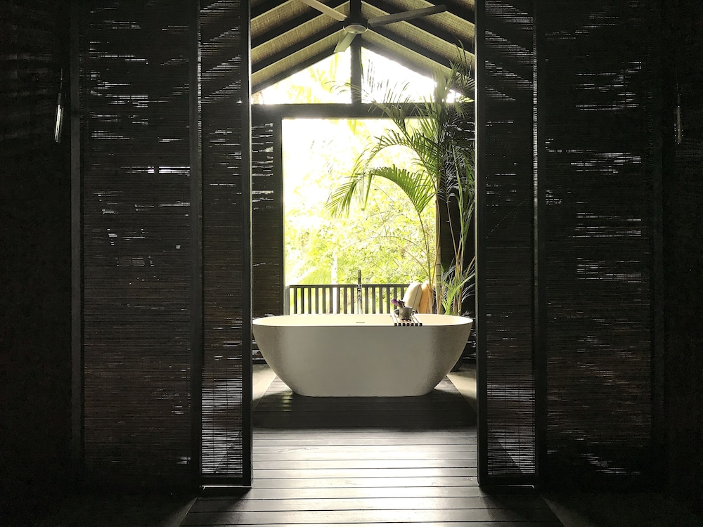 Luxury Bungalow, 1 King Bed, Garden View, Lakeside