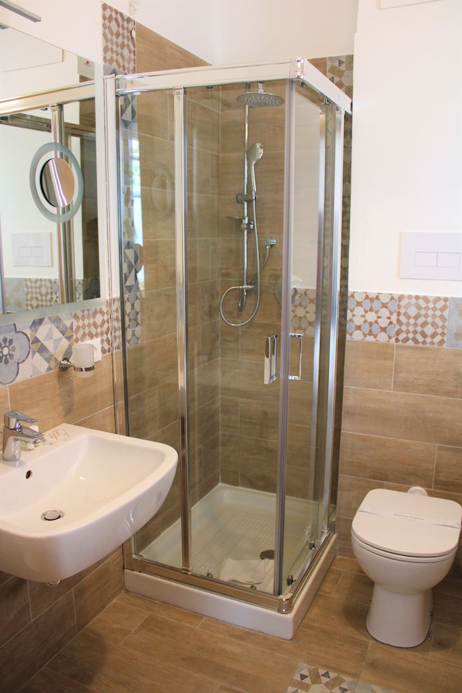 Superior Room, 1 King Bed, Non Smoking, Balcony (Converts to 2 Twin Beds)