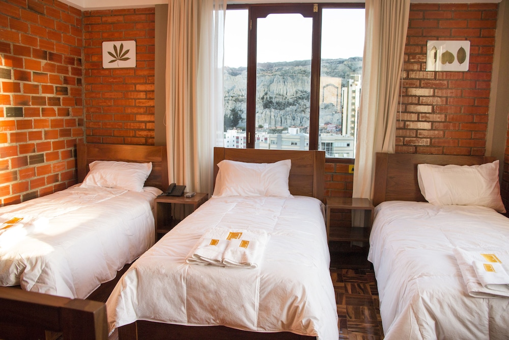 Deluxe Triple Room, 3 Twin Beds, City View photo 2