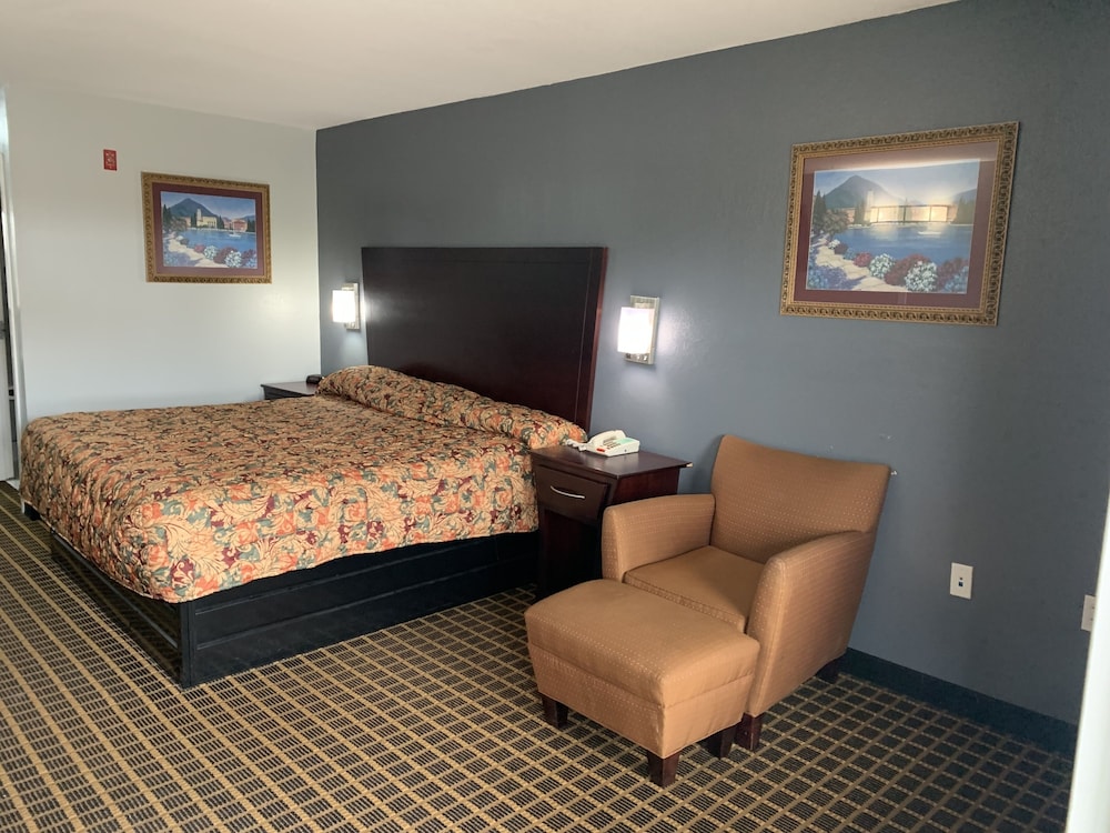 Room, 1 King Bed, Smoking photo 1