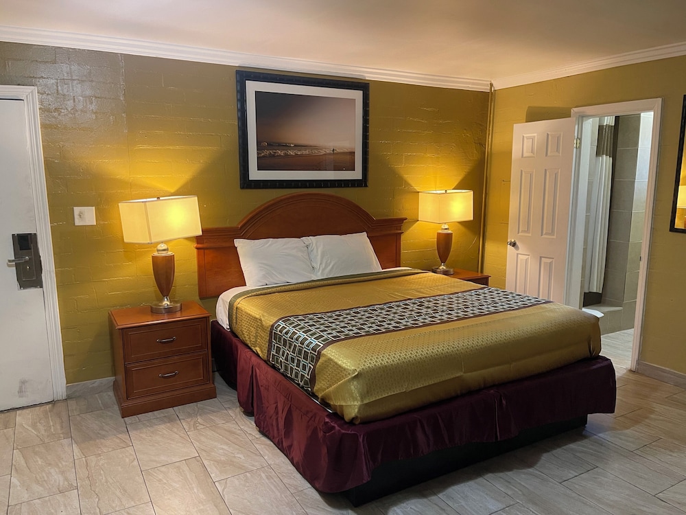 Basic Room, 1 King Bed, Non Smoking photo 1