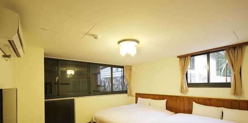 Standard Quadruple Room, 2 Double Beds (L) photo 2