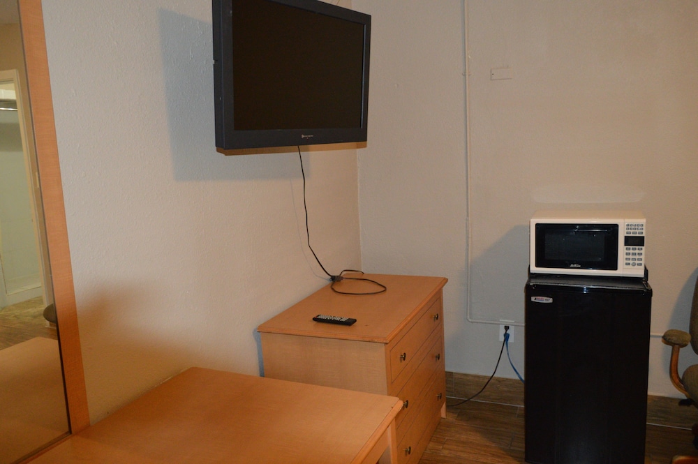 Basic Room, 1 King Bed photo 3