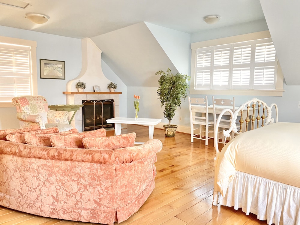Sleeping Beauty Room, 1st Floor (Stair Access Only) photo 1