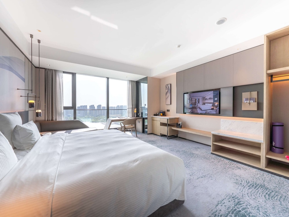 Executive Suite, 1 King Bed, Club Lounge Access, City View (High Floor)