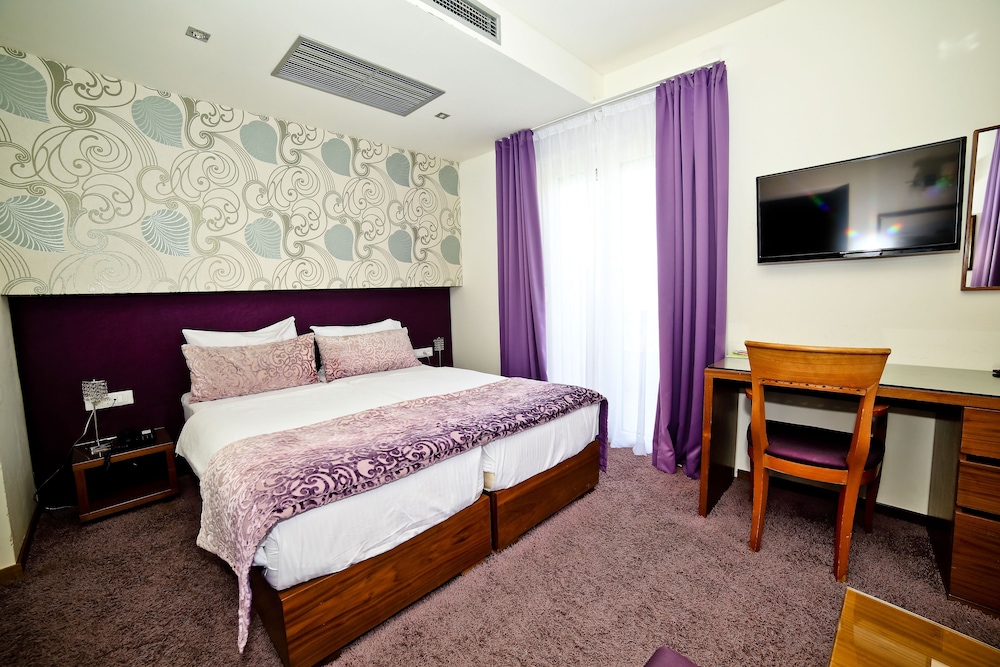 Classic Triple Room, Balcony, Annex Building - Photo 4