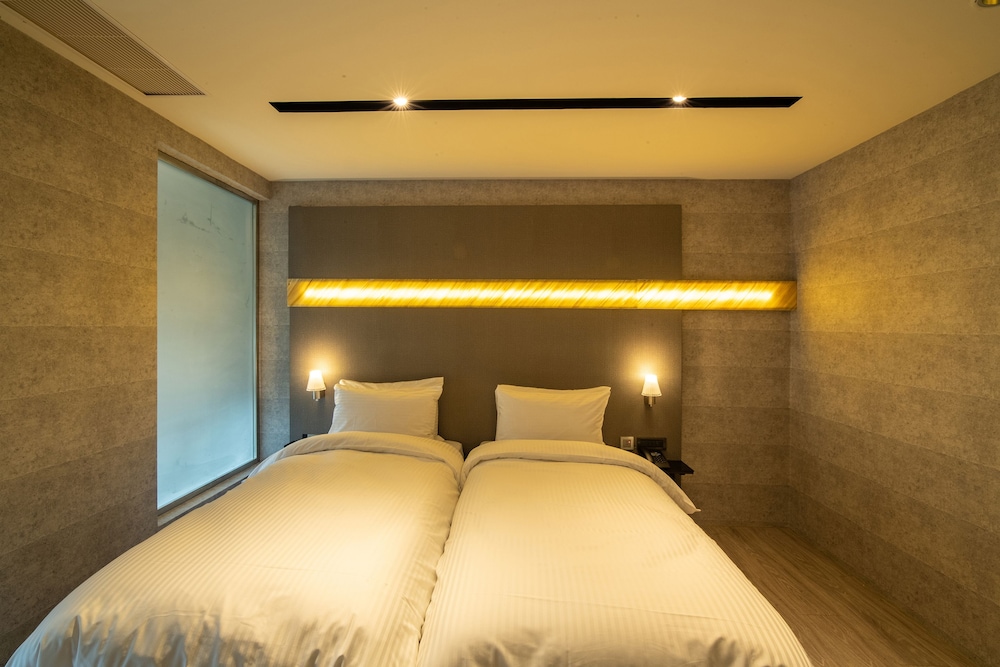 Elite Twin Room, 2 Twin Beds, City View photo 3
