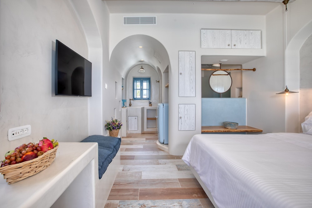 Superior Studio Suite, 1 Queen Bed, Jetted Tub, Sea View photo 2