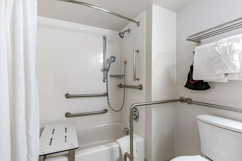 Standard Room, 2 Queen Beds, Accessible, Refrigerator & Microwave (Refrigerator & Microwave) - Photo 4