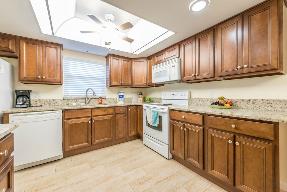 Condo, 2 Bedrooms, Ground Floor photo 3