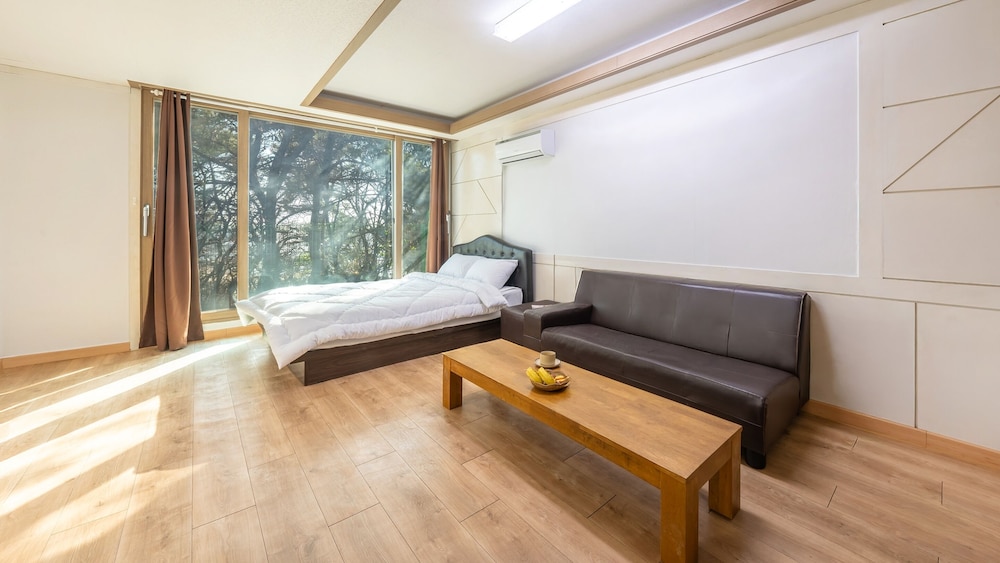 Basic Room, 1 Bedroom (B101 (Pet Friendly/BBQ))