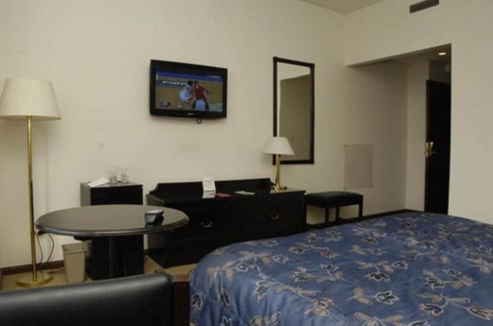 Standard Room, 1 Queen Bed photo 3