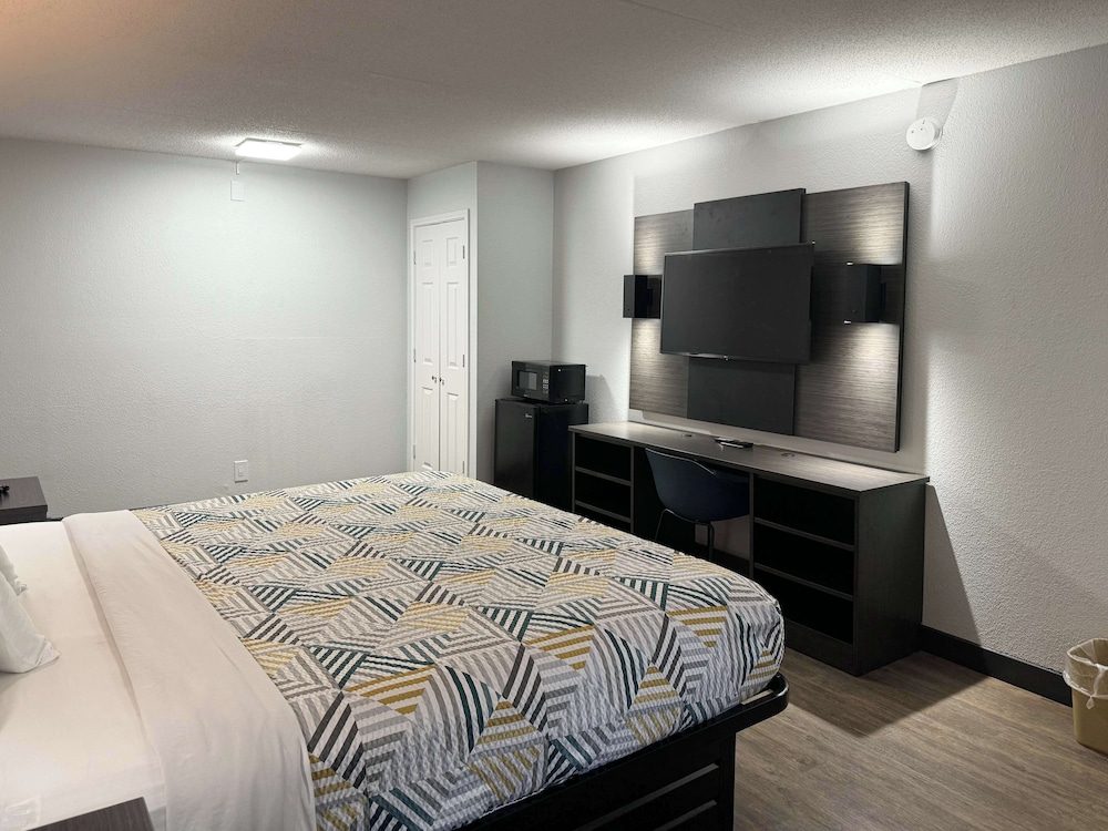 Standard Room, 1 King Bed, Non Smoking, Refrigerator & Microwave - Photo 2