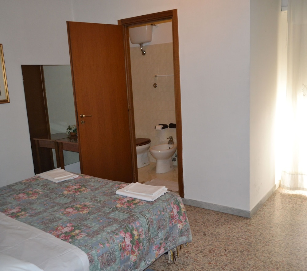 Basic Double or Twin Room photo 1