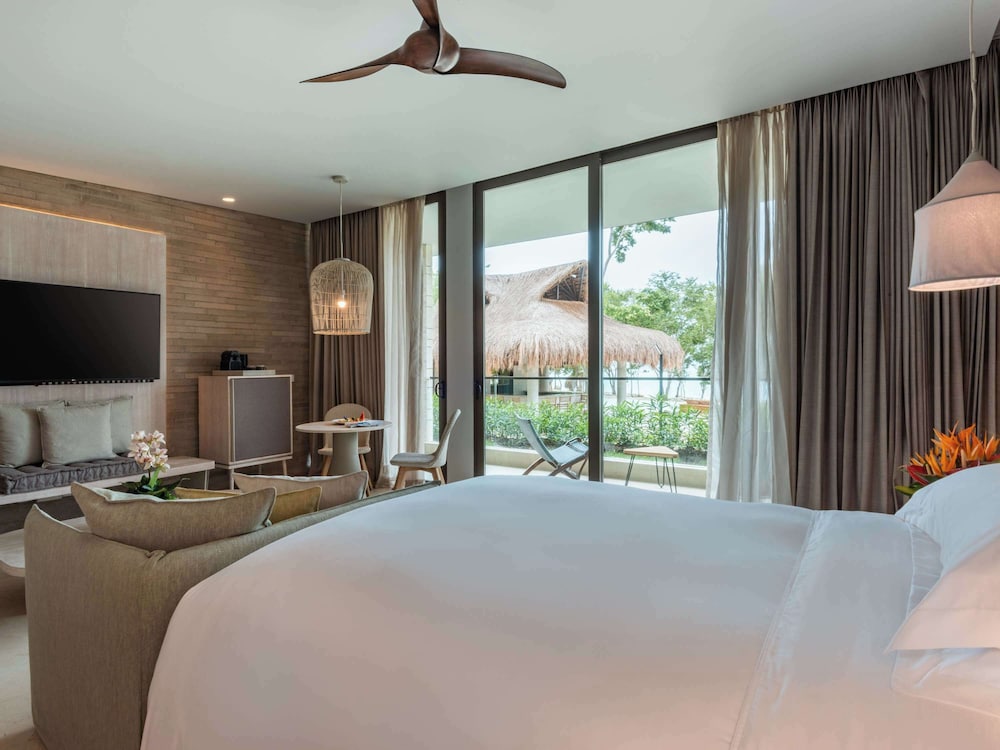 Junior Suite 1 King, Beach Front - Photo 10