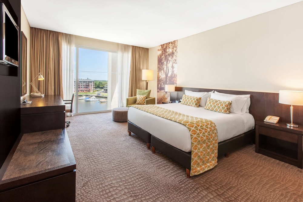 Deluxe Room, 1 King Bed photo 1