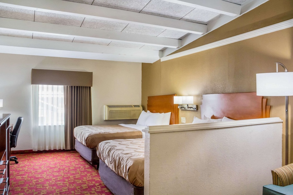 Suite, 2 Queen Beds photo 2