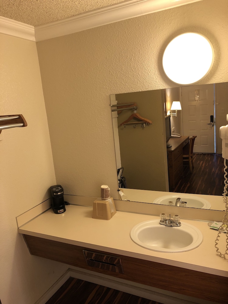 Classic Room, 1 Queen Bed - Photo 3