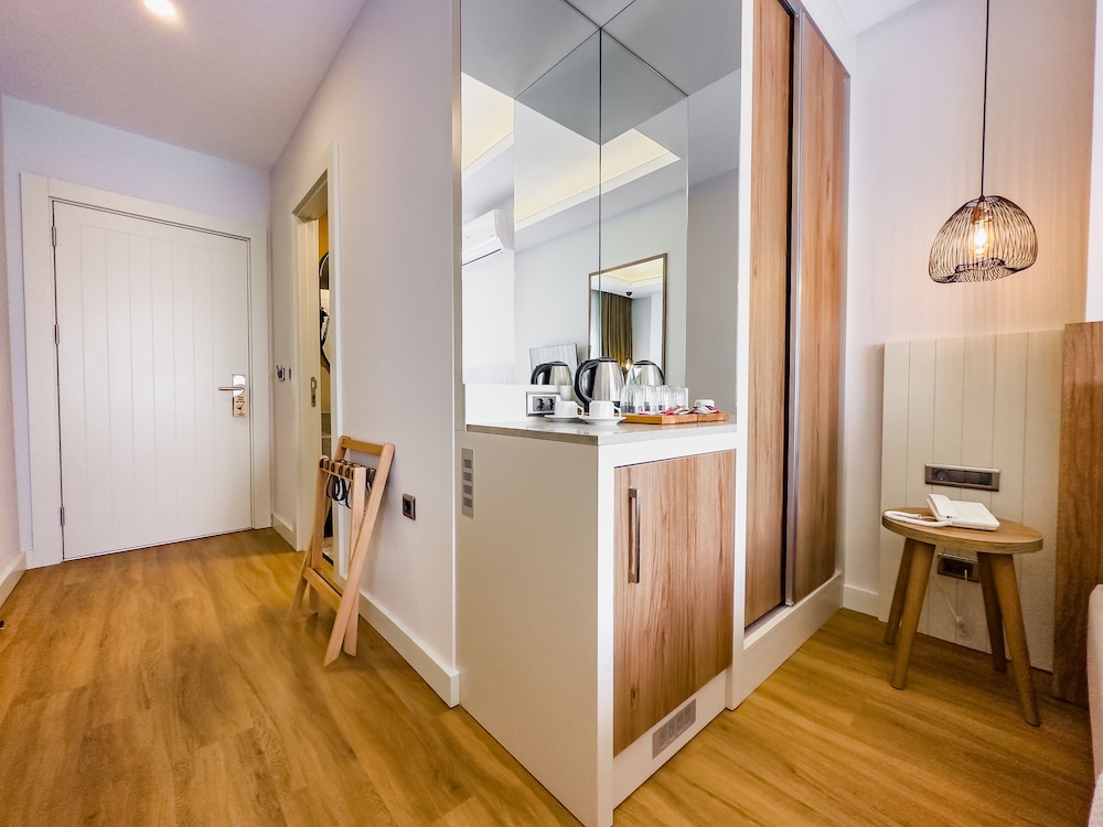 Deluxe Double Room, Balcony,Side Sea View - Photo 3