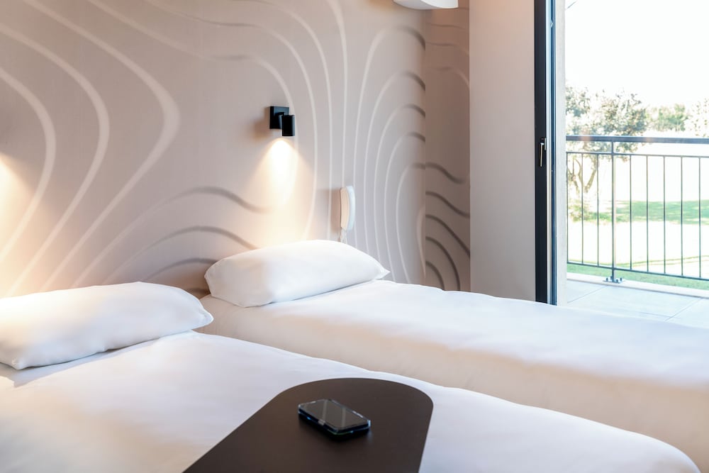 Standard Room, 2 Twin Beds, Balcony - Photo 3