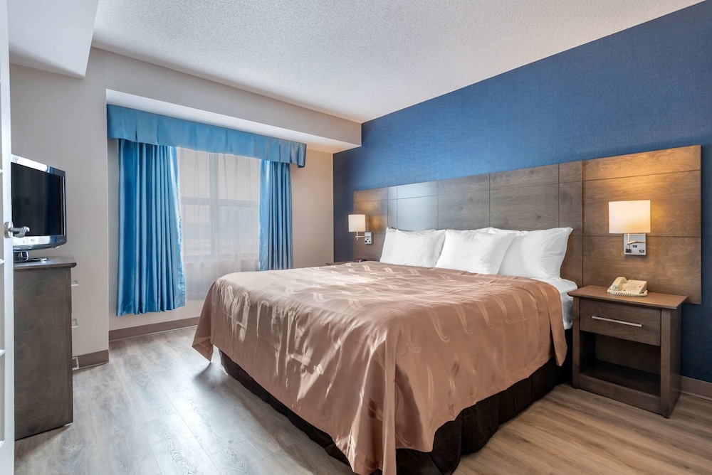 Suite, 1 King Bed and 1 Queen Bed, Non Smoking - Photo 3