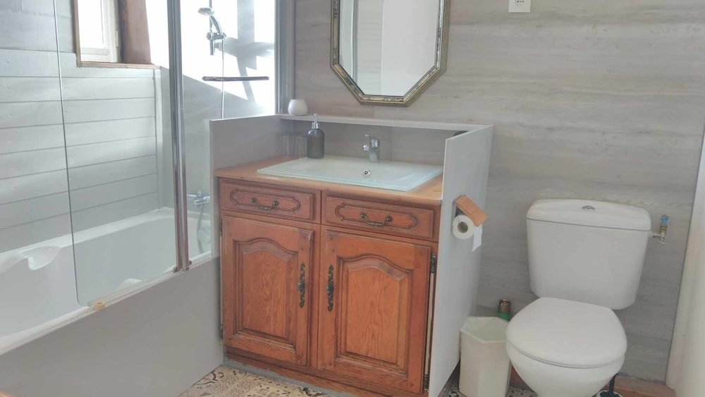 Comfort Quadruple Room, Ensuite (La Grenouille Grise) photo 3
