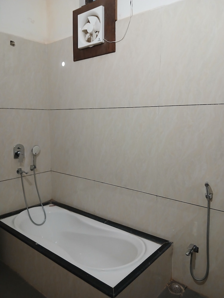 Premium Room with Bathtub - Photo 5