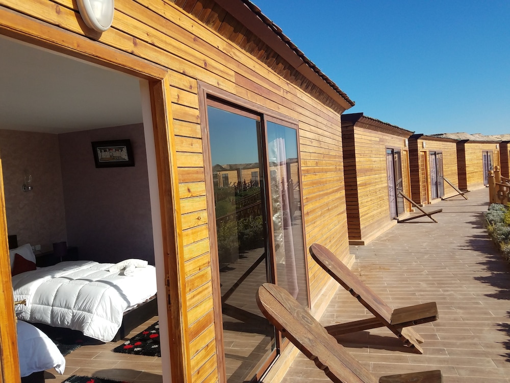 Deluxe Bungalow, Lagoon View (Queen-Size Bed) photo 1