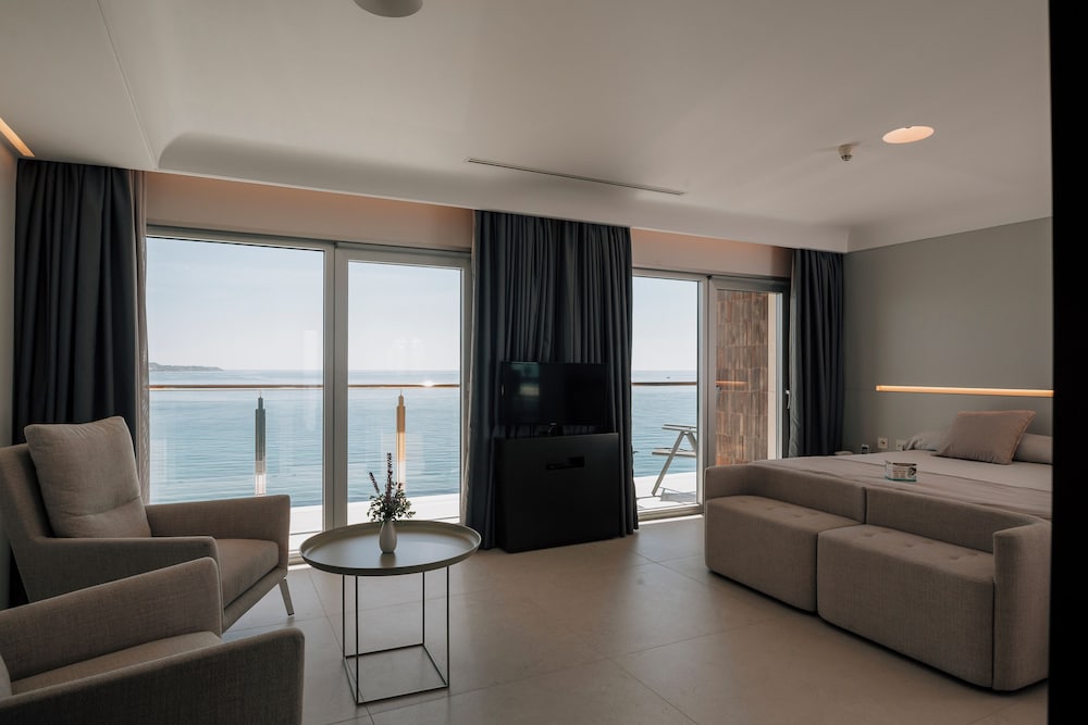 The Studio Sea View (2+1) - Photo 1