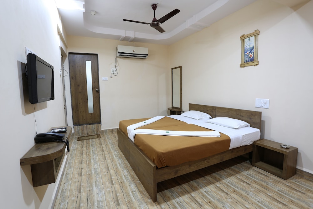 Deluxe A/C Room